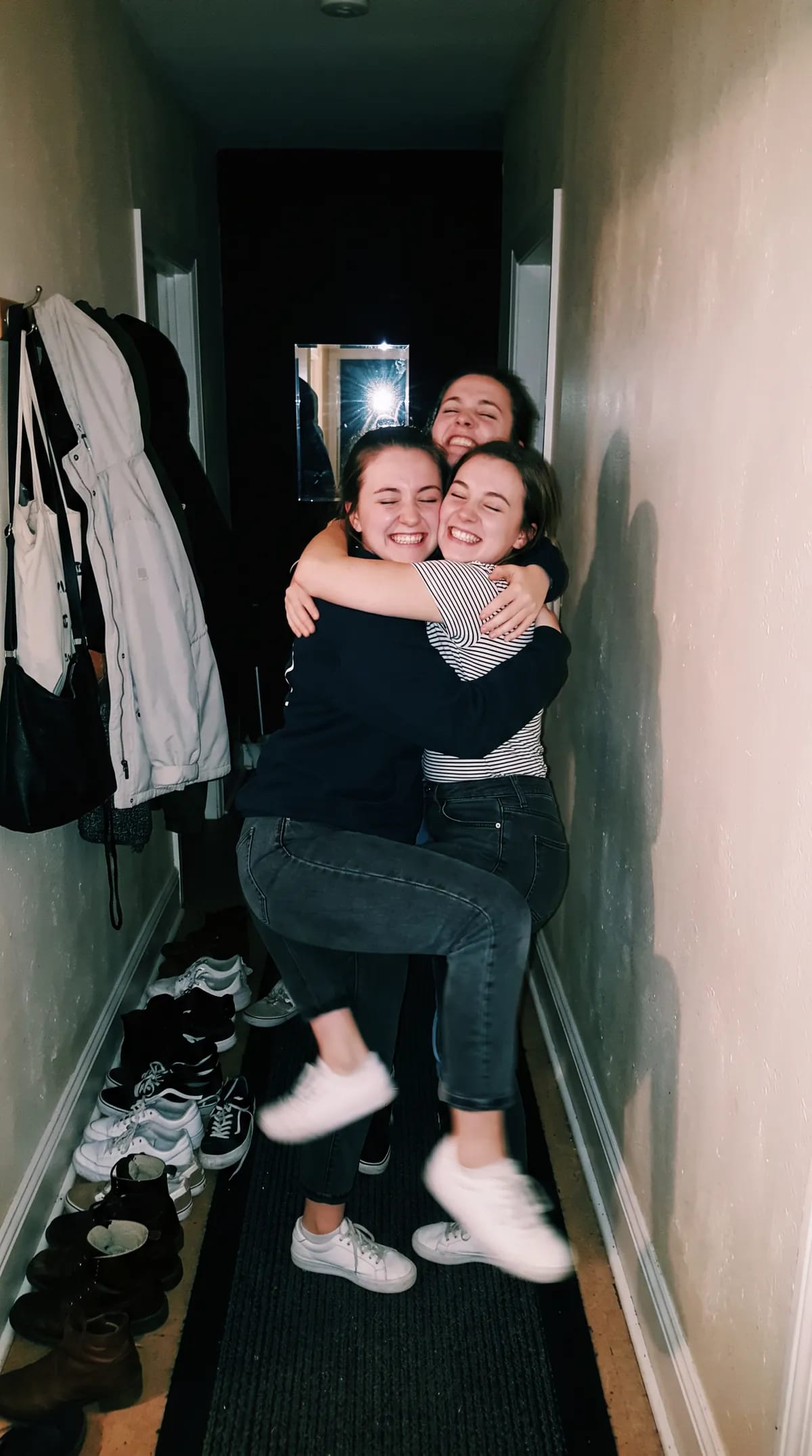 Amis se prenant dans les bras dans un couloir