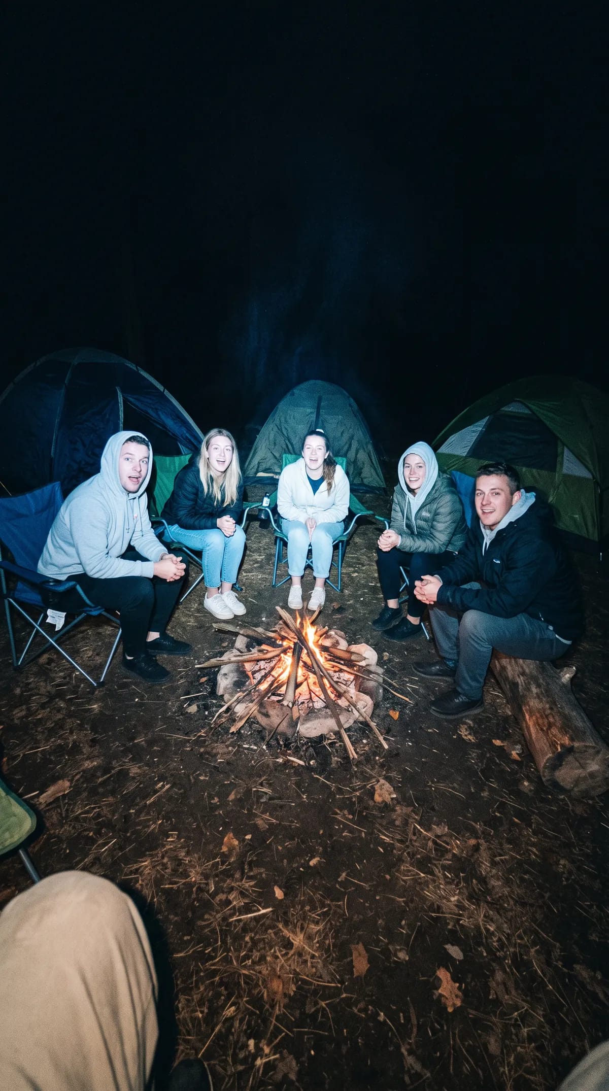 Amis réunis autour d’un feu de camp